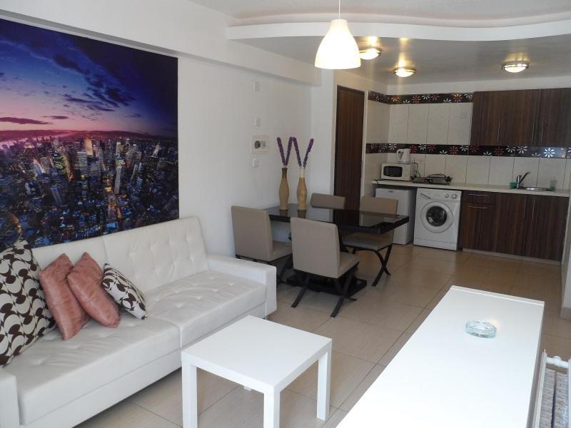The Palms Hotel Apartments Лимасол Экстерьер фото